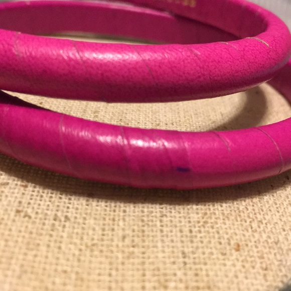 Set of 2 hot pink wrapped bangle bracelets - Picture 6 of 7
